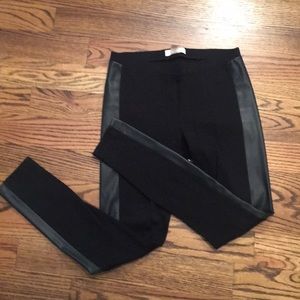 Black leggings with side pleather